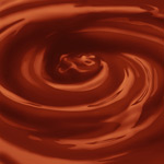 Suklaapyörre, jossa suklaa pyörii kuin pyörteessä vaaleanruskeana. Suklaa on osittain jopa punertavaakin.