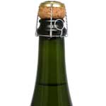 Valokuva vihreästä lasipullosta, sen yläosasta, jossa metallisen kehikon sisällä puinen korkki pitämässä shampanjan pullon sisällä.