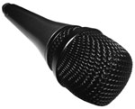 Valokuva mustasta karaokemikrofonista, jota käytetään karaokelaulamiseen. Karaokemikin runko on musta ja pelkistetty ja sen mikrofoniosa on mustaisen ritilän suojaama.