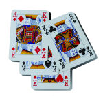 Korttipakan neljä kuningasta sikin sokin valkoista taustaa vasten. Kuvassa ristikuningas, herttakuningas, patakuningas ja ruutukuningas.