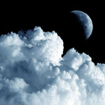 Valokuva suuresta valkoisten pilvien ryppäästä mustaa avaruutta vasten. Kuvan oikeassa yläkulmassa näkyy Kuun sirppi.