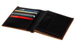 Valokuva mustasta nahkalompakosta, joka on auki. Lompakon sisällä on luottokorttitasku täynnä luottokortteja. Luottokortit ovat punaisia, sinisiä ja yksi on keltainenkin.