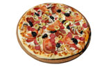 Valokuva pitsasta, joka puulautasella valkoista taustaa vasten. Pitsa on ympyränmuotinen ja siinä on ainakin tomaattikastiketta, juustoa, tomaatti- ja lihaviipaleita.