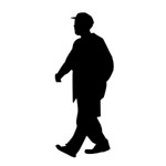 Musta siluetti pojasta tai miestä, jolla lipallinen hattu päässä. Hän kävelee oikealta vasemmalle. Kuvan tausta valkoinen. Pojan tai miehen toinen käsi heiluu, toinen on ilmeisesti taskussa.
