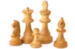 Valokuva koristeellisista ja maalaamattomista puisista shakkinappuloista, joita on kuvassa viisi kappeltta. Vasemmalla on shakkihevonen, sen vieressä kuningas, kuningatar, lähettiläs ja etualalla sotilas. Kuvan tausta on valkoinen.