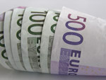 Tukuksi kääritty läjä euroja, joiden joukossa on 100:n ja 500:n euron seteleitä. Kuvassa on rahaa ainakin 1000 euron edestä siten, että satasen seteleitä on viisi ja oikealla yksi 500:n euron seteli.